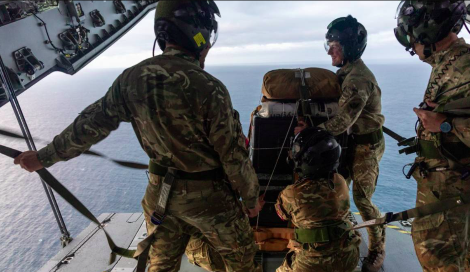 El Ejército británico envía personal médico y ayuda en paracaídas a Tristán de Acuña