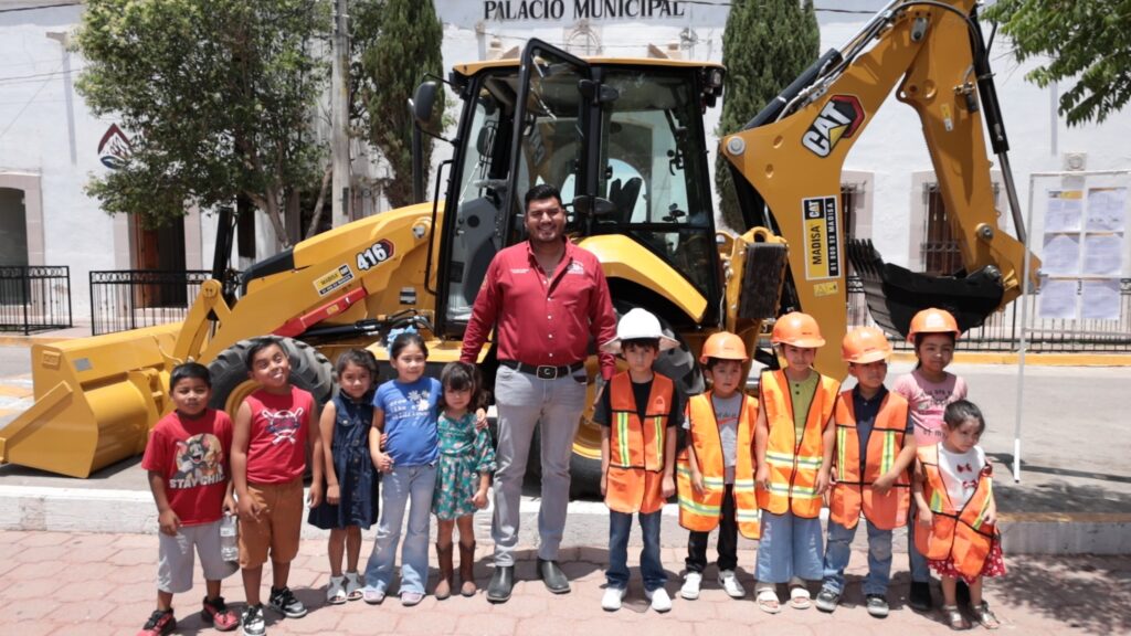 Peñón Blanco refuerza trabajos de obra pública con nueva maquinaria