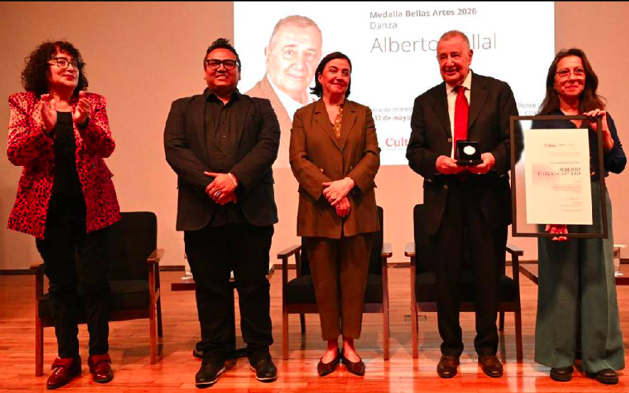 Alberto Dallal recibe la Medalla Bellas Artes por su trayectoria