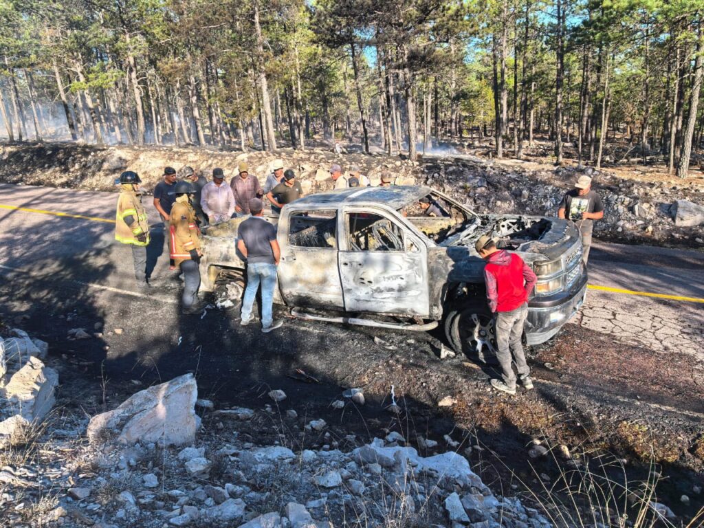 ¡Incendio acaba con camioneta! En carretera Los Herreras–Topia deja pérdida total