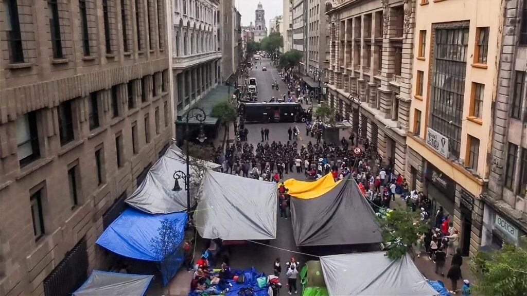 Muere integrante de la CNTE en plantón del Centro Histórico de CDMX