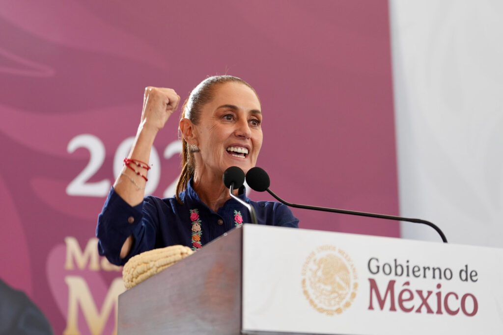 Sheinbaum acusa a la oposición de buscar apoyo extranjero para volver al poder