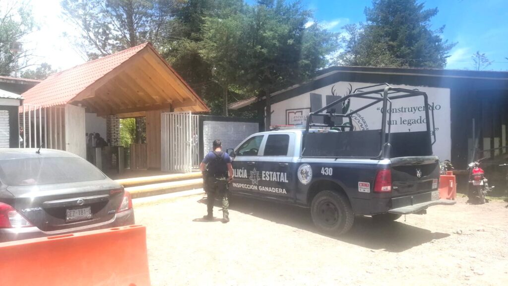 Policía Estatal detiene a estudiante por amenazar a compañeros con arma de utilería