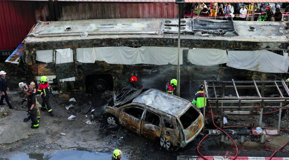 Choque entre tren y autobús deja al menos 8 muertos en Bangkok