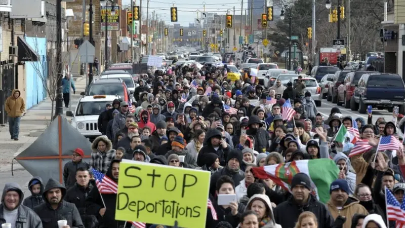 Migrantes denuncian condiciones inhumanas en centro de detención de EU