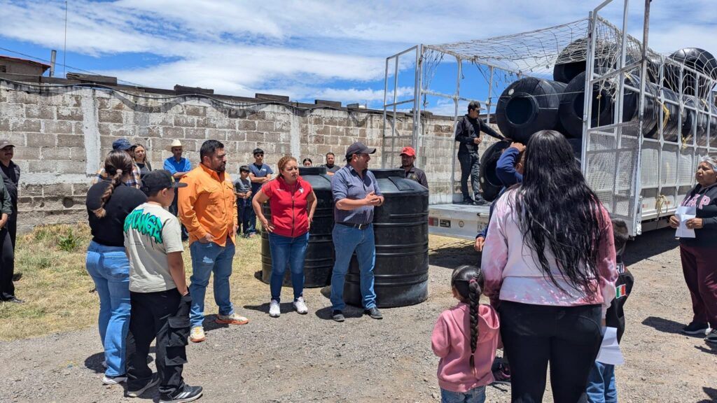 Regidores entregan subsidios a 50 familias