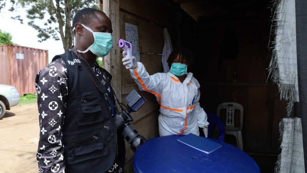 OMS alerta por más de 900 casos de ébola en Congo