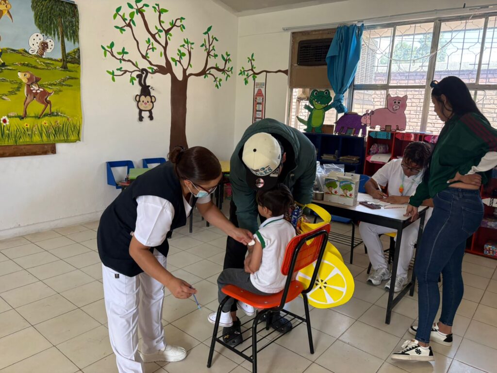 Llevan consultas para niñas y niños a escuelas y colonias de Durango