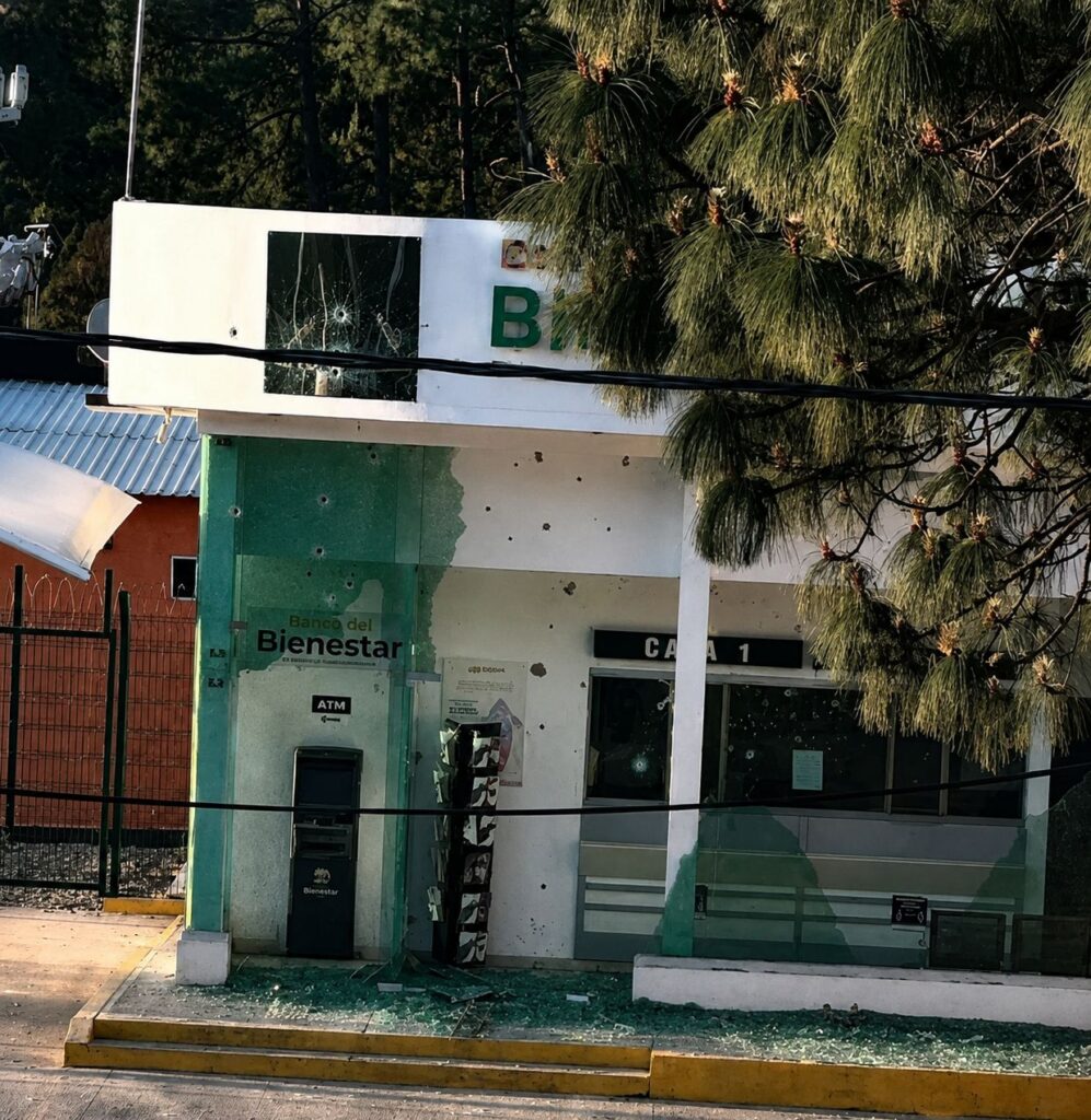 Destrozan Banco del Bienestar tras noche de ataques armados en El Durazno