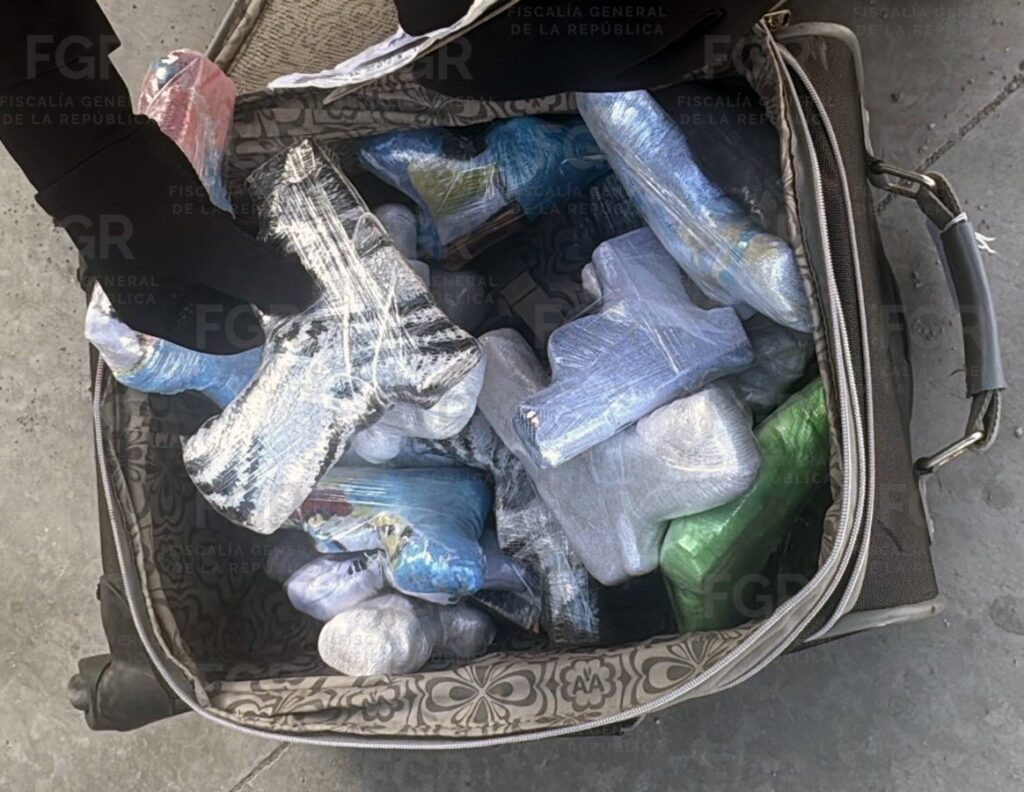 Federales lo agarran con arsenal en Durango; lo llevaba en autobús
