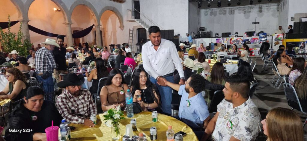 Reconocen labor de docentes y rinden homenaje a “Maestra Lica” en festejo del Día del Maestro