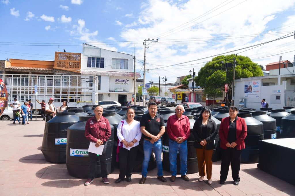 Entregan 70 tinacos a familias
