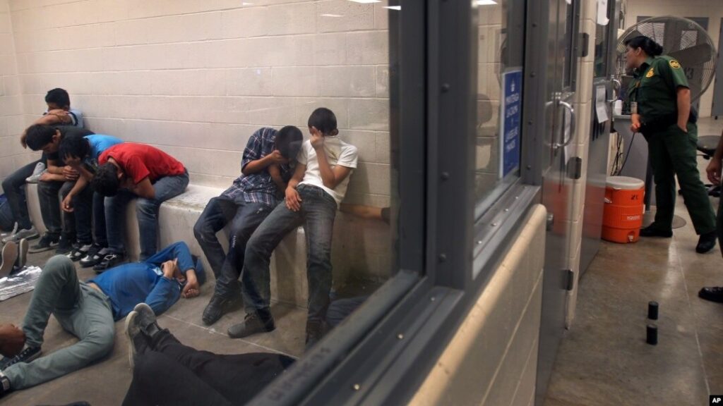 Revelan uso de gas y agentes químicos contra migrantes bajo custodia del ICE
