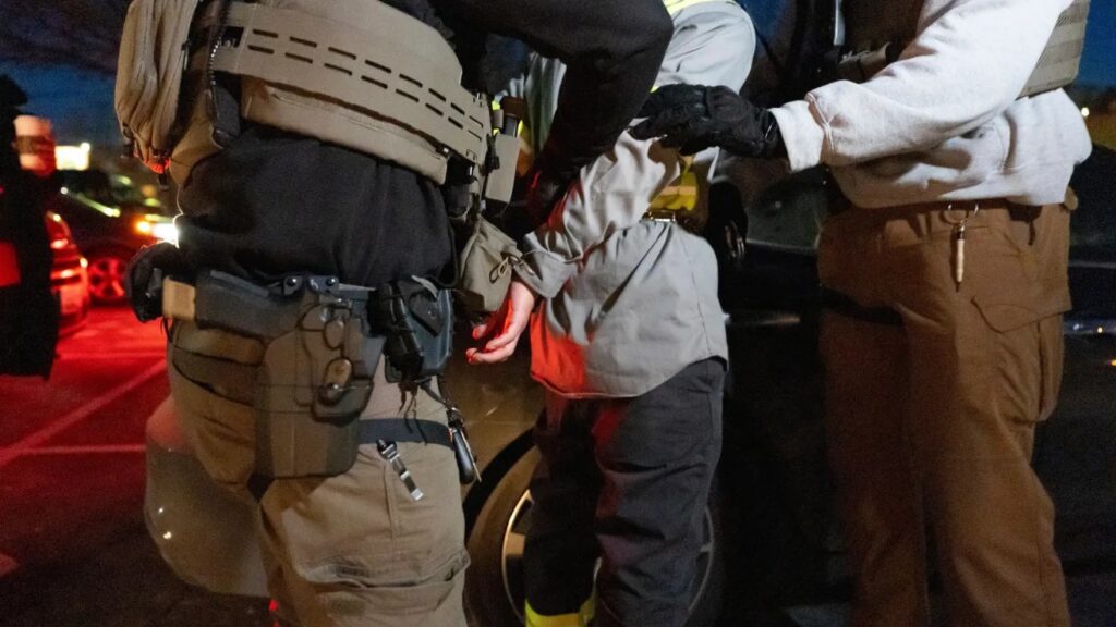 Trabajador mexicano es detenido frente a clientes en taller mecánico durante operativo del ICE