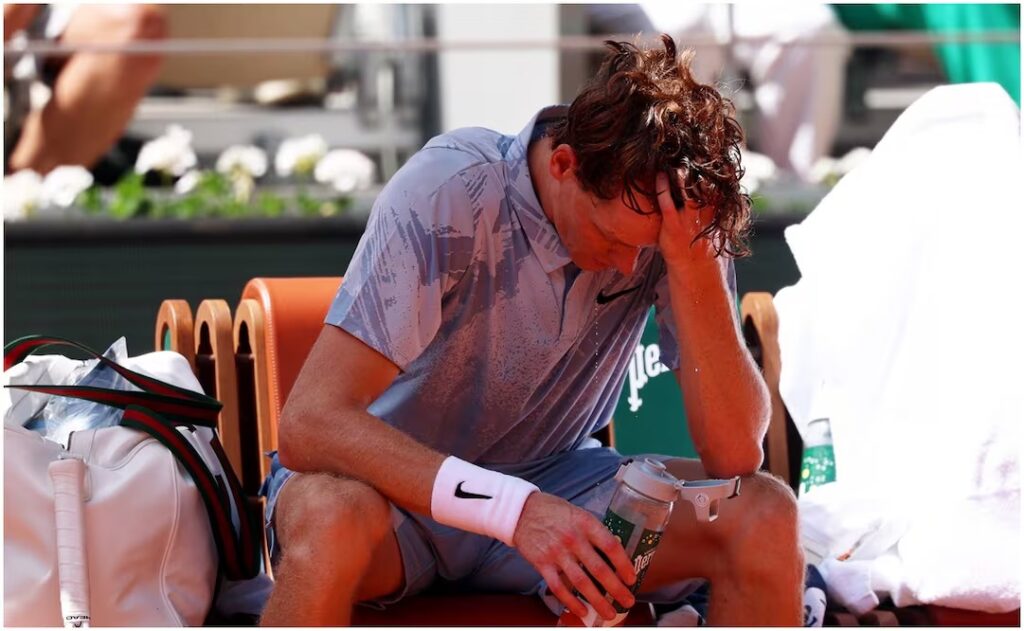 Jannik Sinner queda eliminado de Roland Garros tras colapso físico
