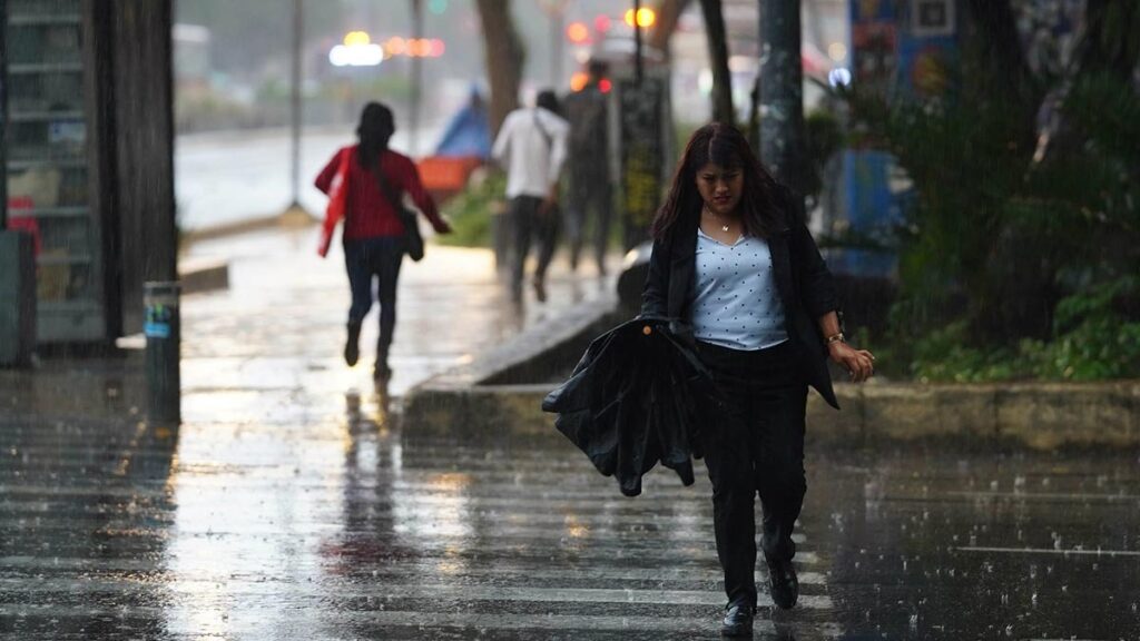 SMN alerta por lluvias fuertes en 15 estados y onda de calor en México este jueves