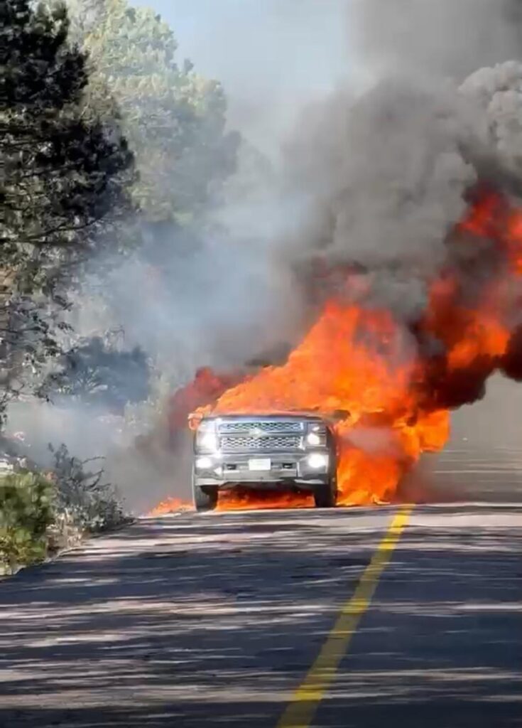 El fuego consumió lujosa camioneta en Santiago Papasquiaro
