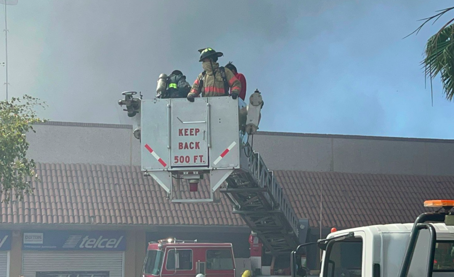 Se incendia plaza comercial en Los Mochis, Sinaloa; autoridades reportan muertos