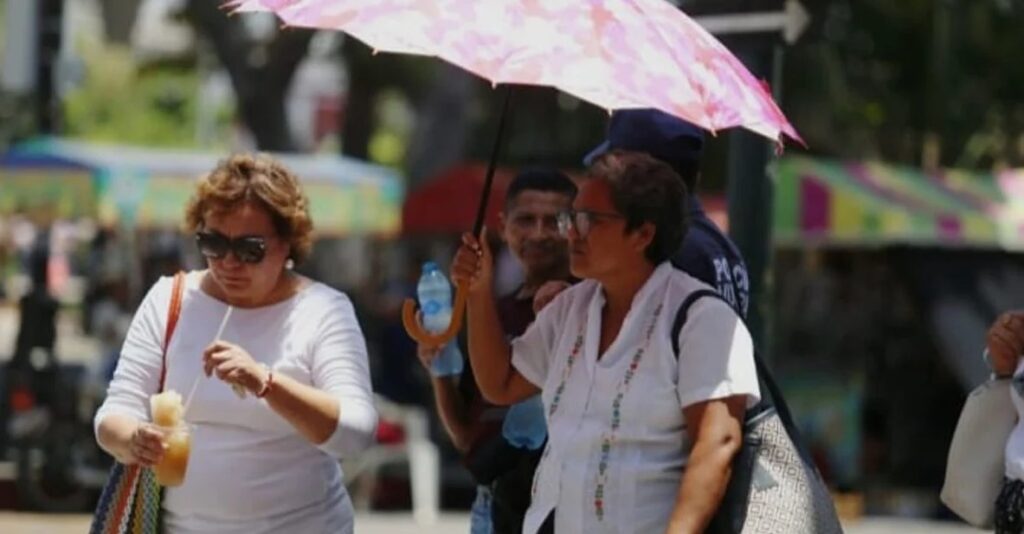 México se divide entre calor extremo de 45 grados y tormentas por el frente frío 49