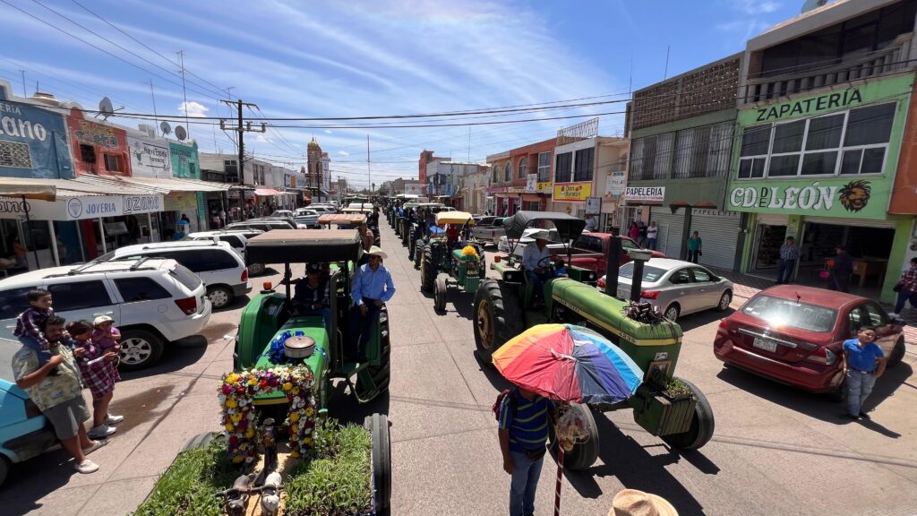Agricultores participan en peregrinación en honor a San Isidro Labrador en Guadalupe Victoria