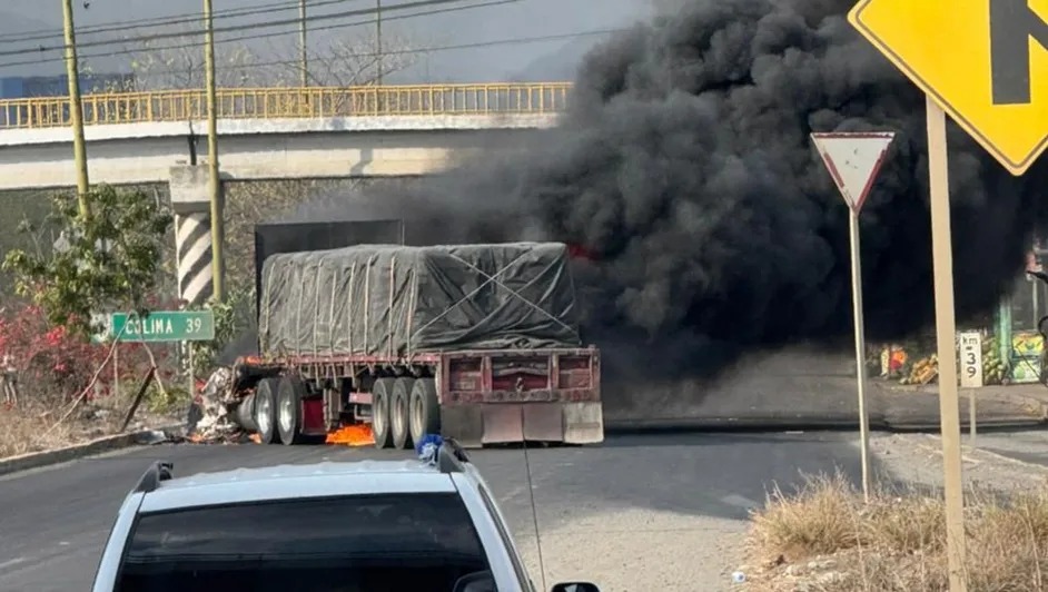 Narcobloqueos paralizan carreteras en Colima tras enfrentamiento en Tecomán