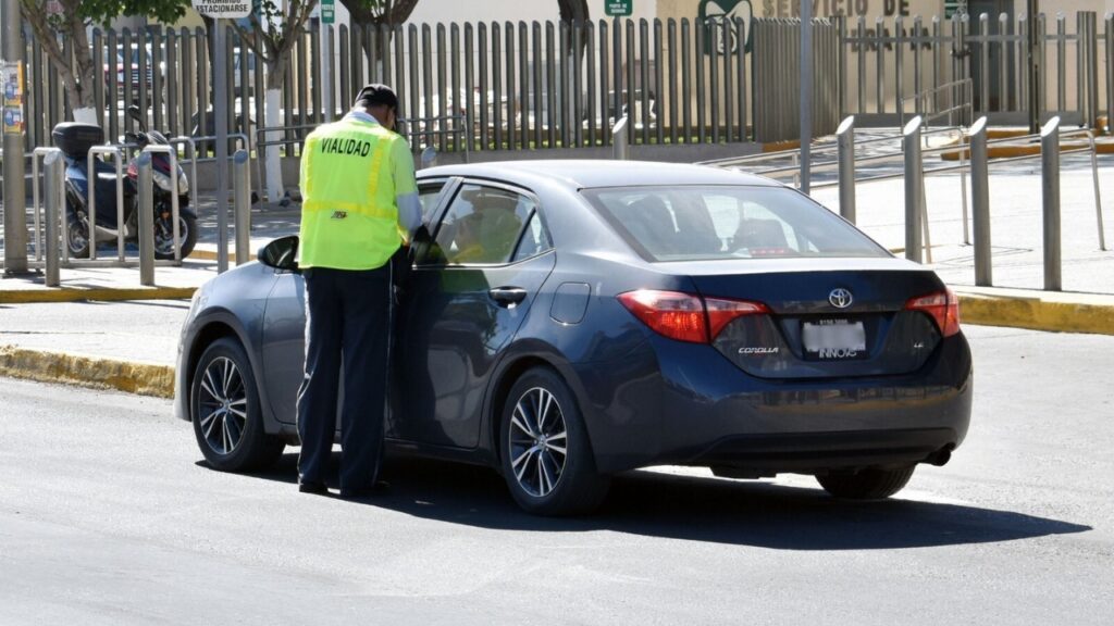 Policía Vial infraccionan a más de 300 conductores por pasarse semáforo en rojo