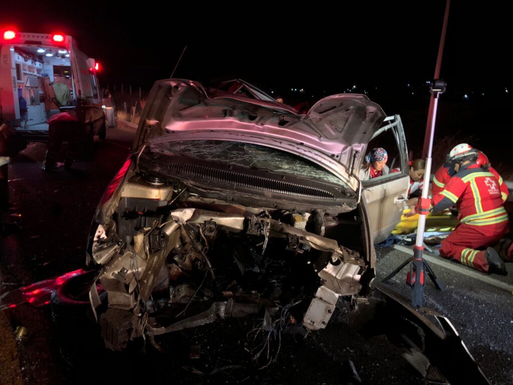 De puro milagro sobrevive tras volcar y ser chocado por autobús