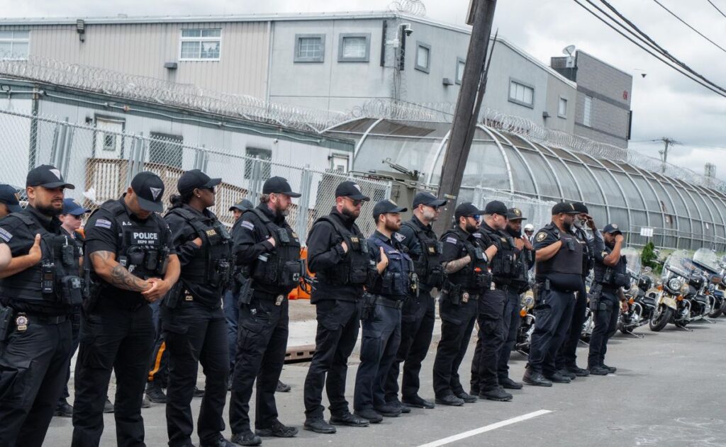 Decretan toque de queda en Newark tras disturbios frente centro de detención de migrantes