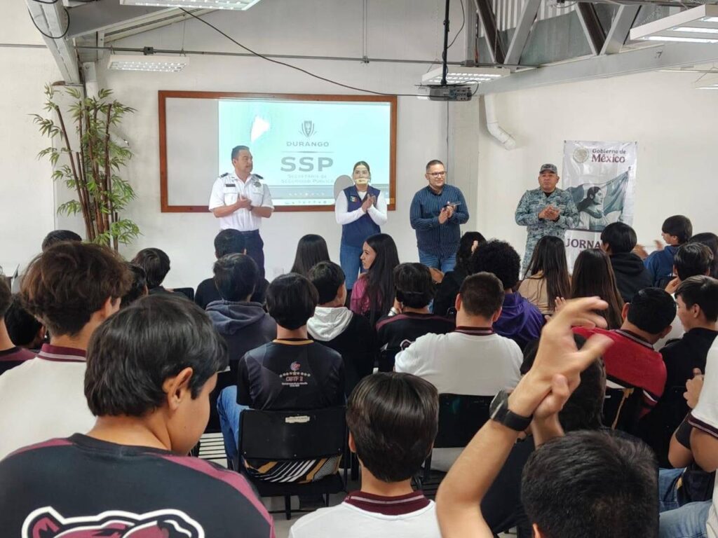 “Las amenazas de tiroteo no son un juego” platica con bachilleres santiagueros