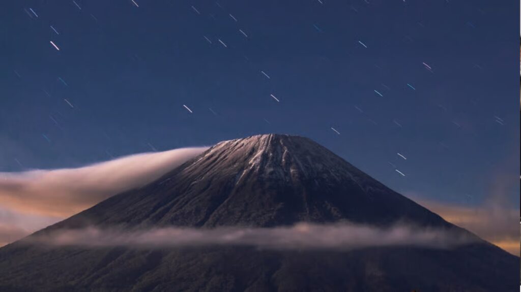 Captan impresionante estrella fugaz sobre el Popocatépetl