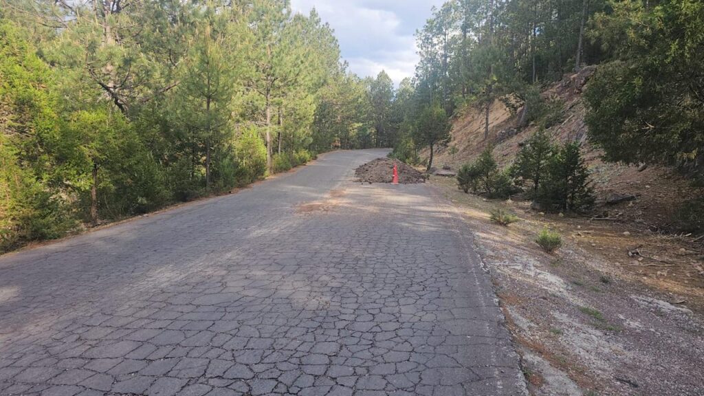 Piden precaución a conductores ante la reparación de una carretera