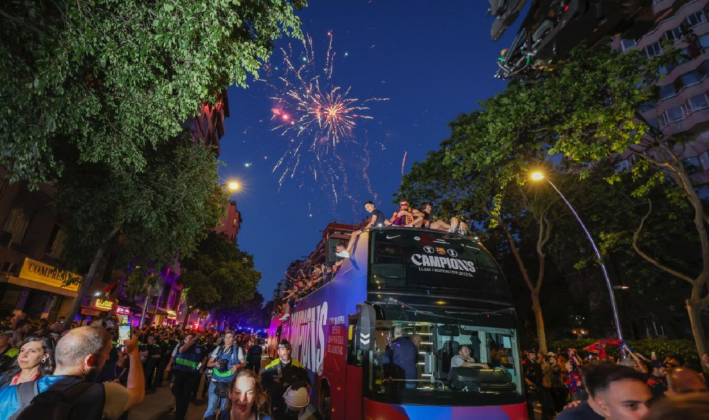 El Barcelona festeja el campeonato con una rúa multitudinaria