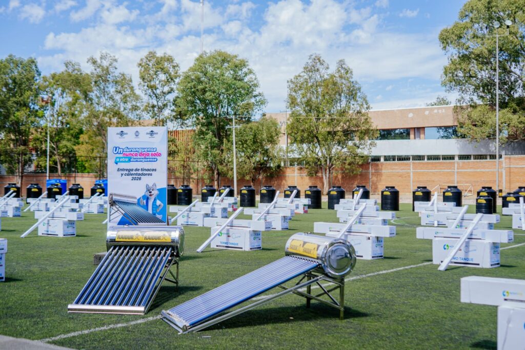 ¡Enchulan Esteban y Toño más hogares con calentadores solares y tinacos!