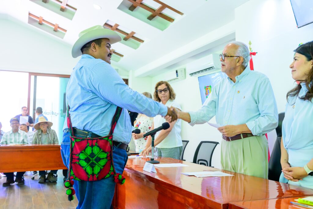 Miguel Ángel Navarro entrega apoyos a productores de frijol de Tuxpan