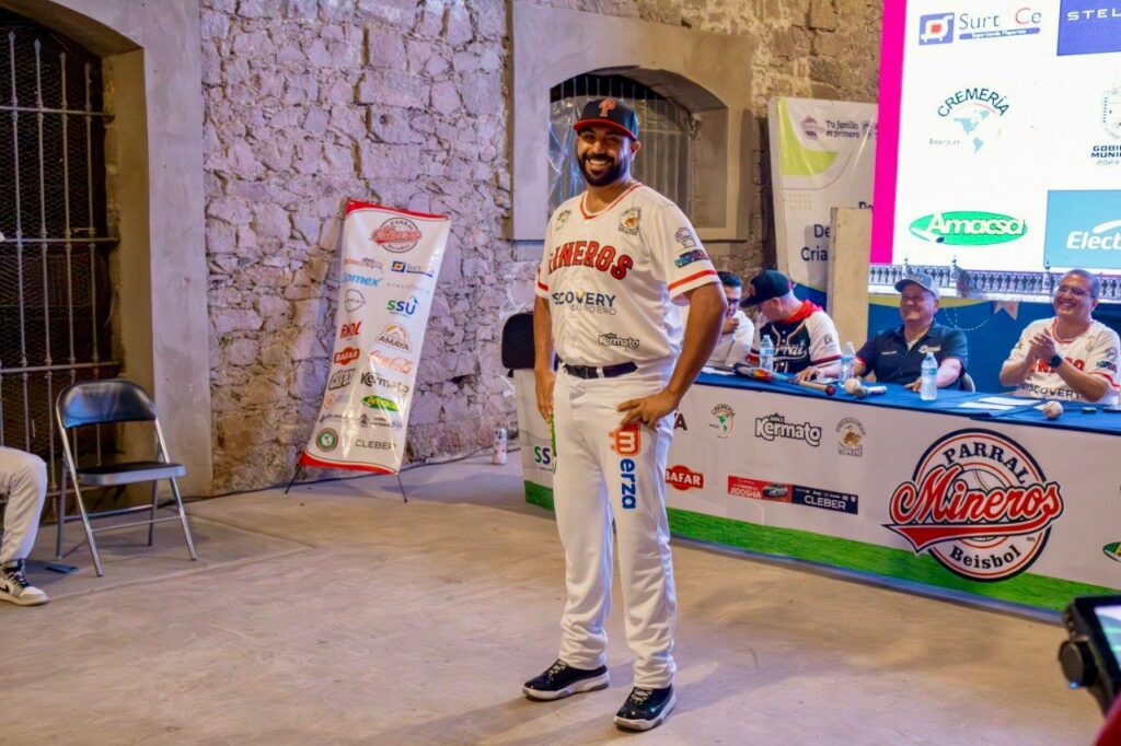 Alcalde Salvador Calderón fortalece al deporte: entrega uniformes a Mineros de Parral y reafirma respaldo total al béisbol