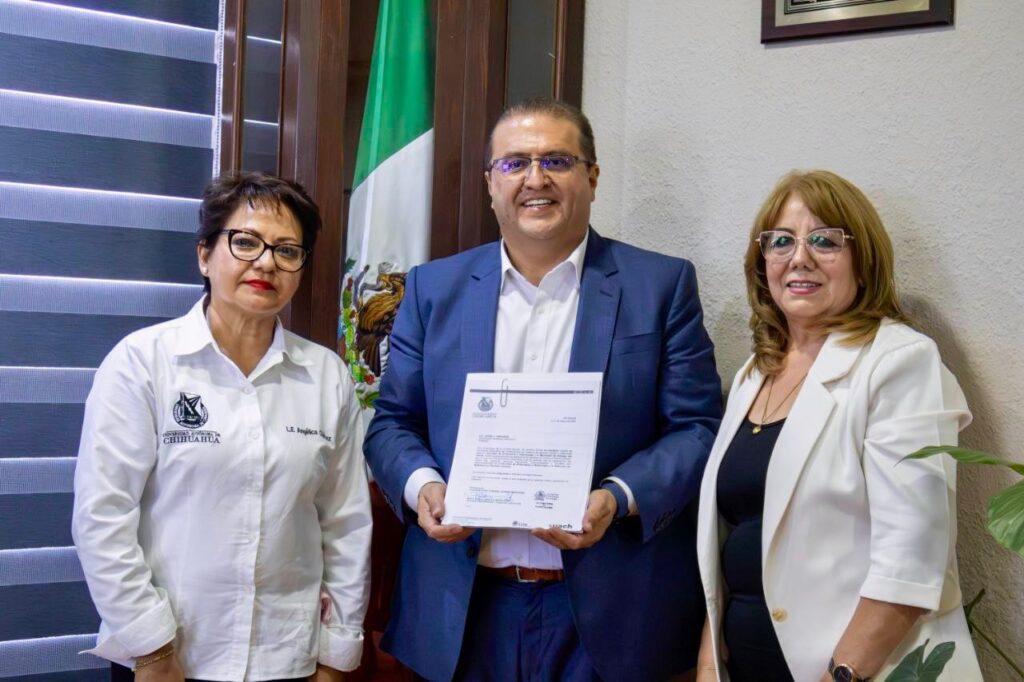 Firma alcalde Salvador Calderón convenio de colaboración con la UACH campus Parral