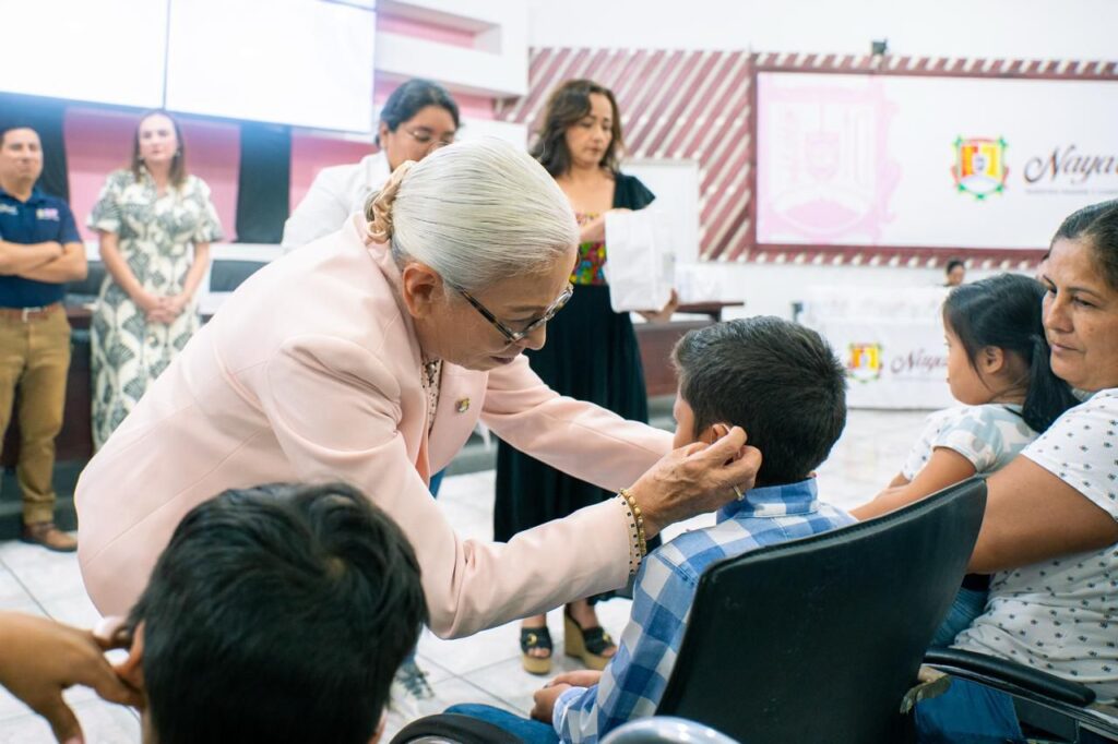 Beatriz Estrada transforma vidas con entrega de aparatos auditivos