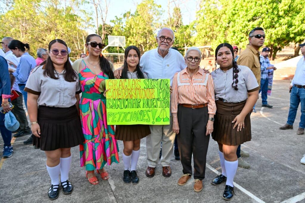 Miguel Ángel Navarro y Beatriz Estrada anuncian más obras y apoyos para secundaria de Navarrete
