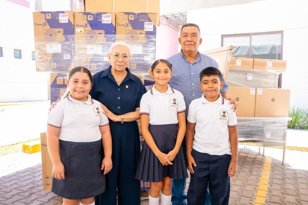 Beatriz Estrada fortalece el equipamiento escolar con entrega de apoyos a planteles educativos