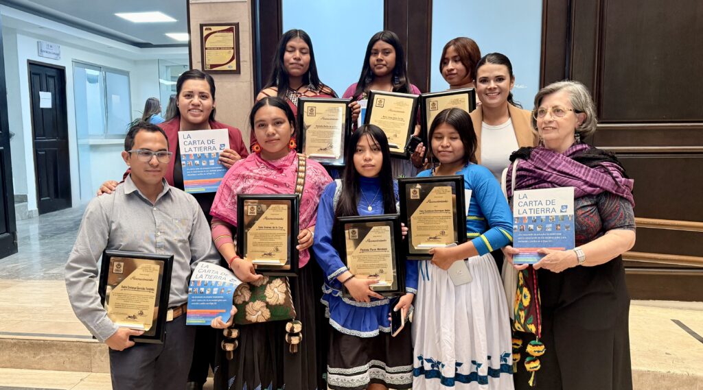 Congreso reconoce a jóvenes de Mezquital por traducir Carta de la Tierra a lenguas originarias