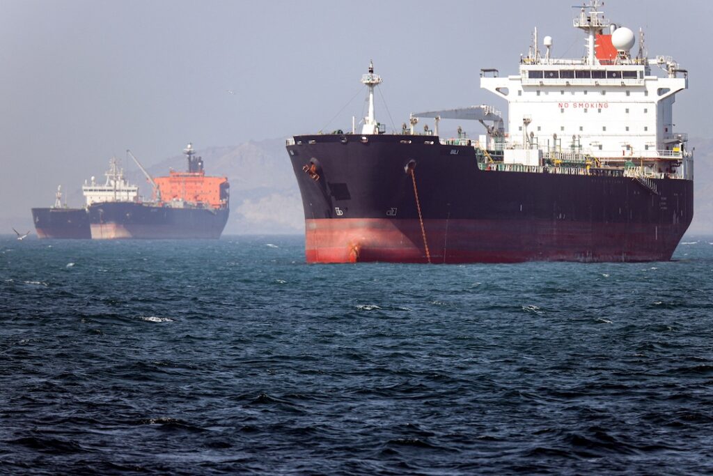 Irán dispara misiles como «advertencia» contra barcos militares de EU