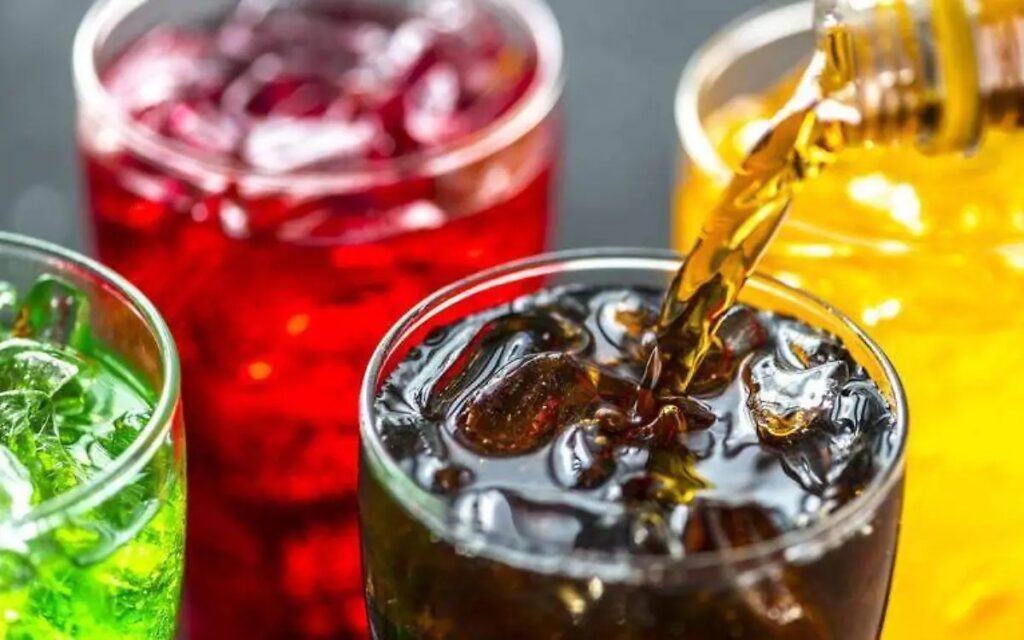 Mexicanos dejan de comprar pañales y papel higiénico por refrescos tras aumento al IEPS