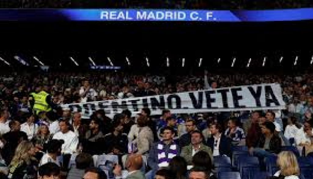 Aficionados del Real Madrid protestan contra Florentino y Mbappé