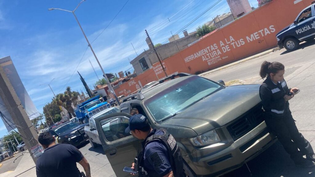 Choca una mujer y huye, lo persigue, graba video, lo sube a las redes y lo atrapa la policía