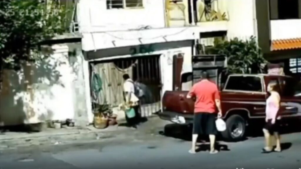 VIDEO: Cámara de seguridad capta una niña ‘fantasma’ pidiendo una flor de ofrenda
