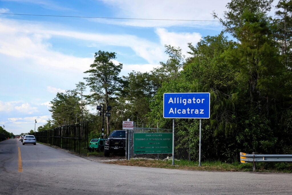 Florida negocia cierre de “Alligator Alcatraz”, centro de detención para migrantes