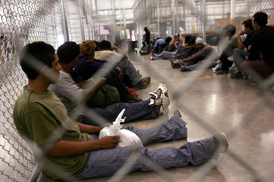 Migrantes detenidos en centros del ICE realizan huelga de hambre