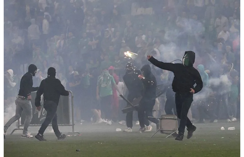 Aficionados invaden cancha y agreden a jugadores del Sparta