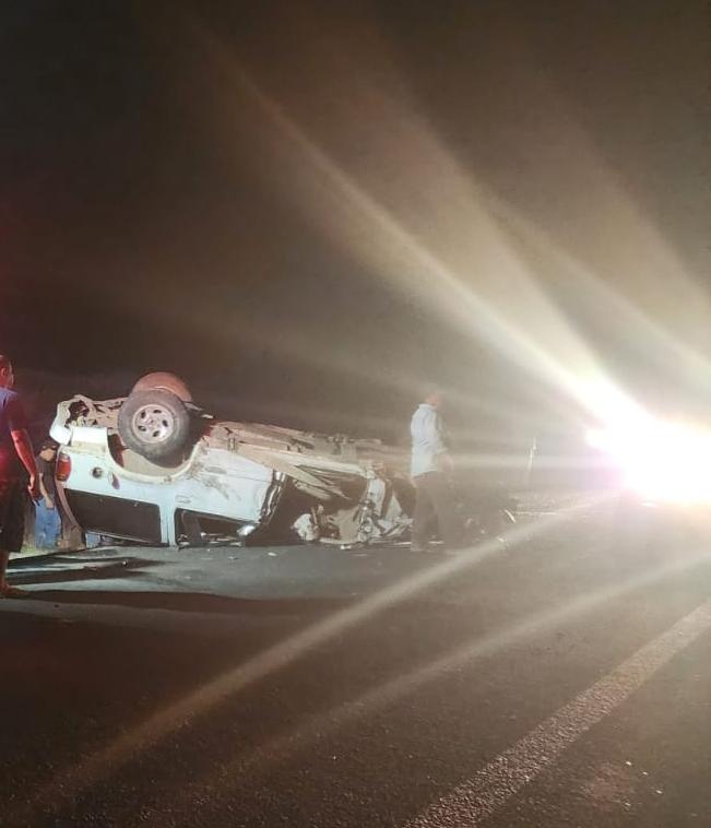Choca contra traila, vuelca y queda destrozada una camioneta en “La Carretera de La Muerte”