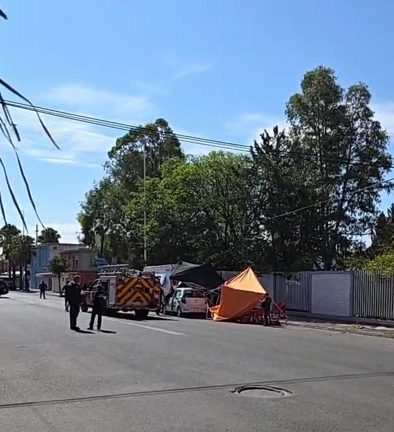 Taxi se estrelló contra un puesto de birria la mañana de este domingo